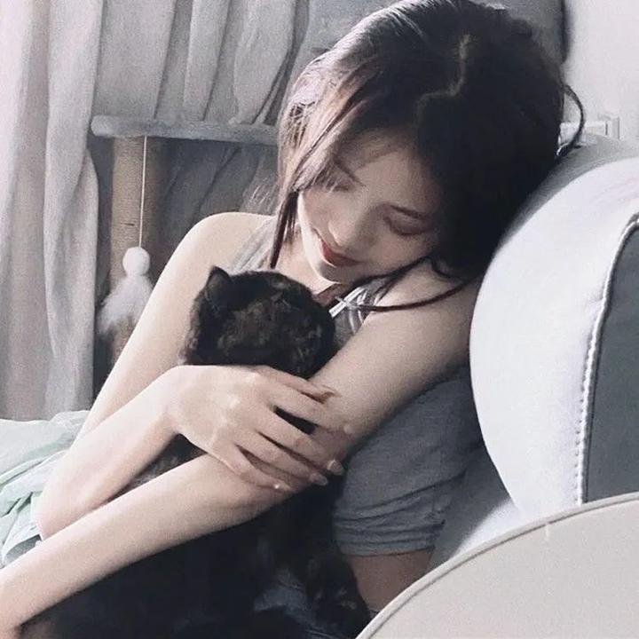 隔楼女孩:我们之间的层距